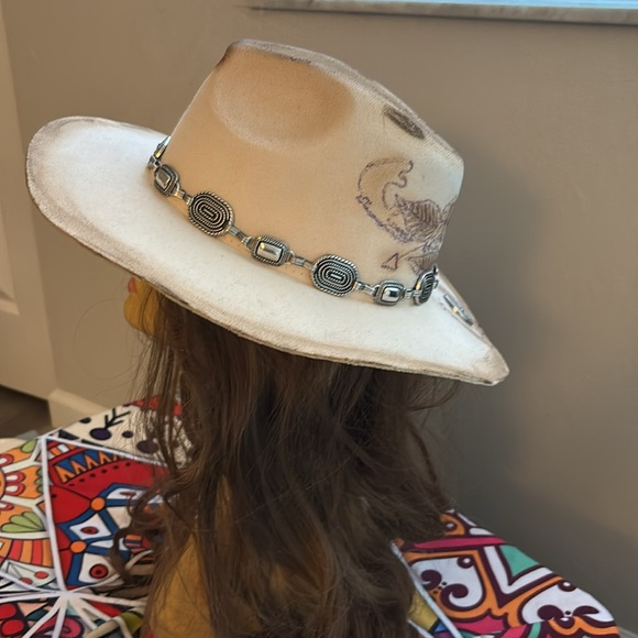 Buck Horn and  Horseshoe Burnt Rancher with Unique Concho and Concho Band. - Picture 8 of 12